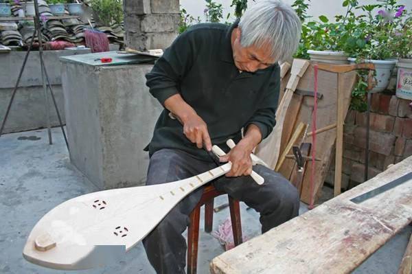 生活|九寨沟南坪镇：乡土艺人手工制作琵琶 传承非遗传统文化