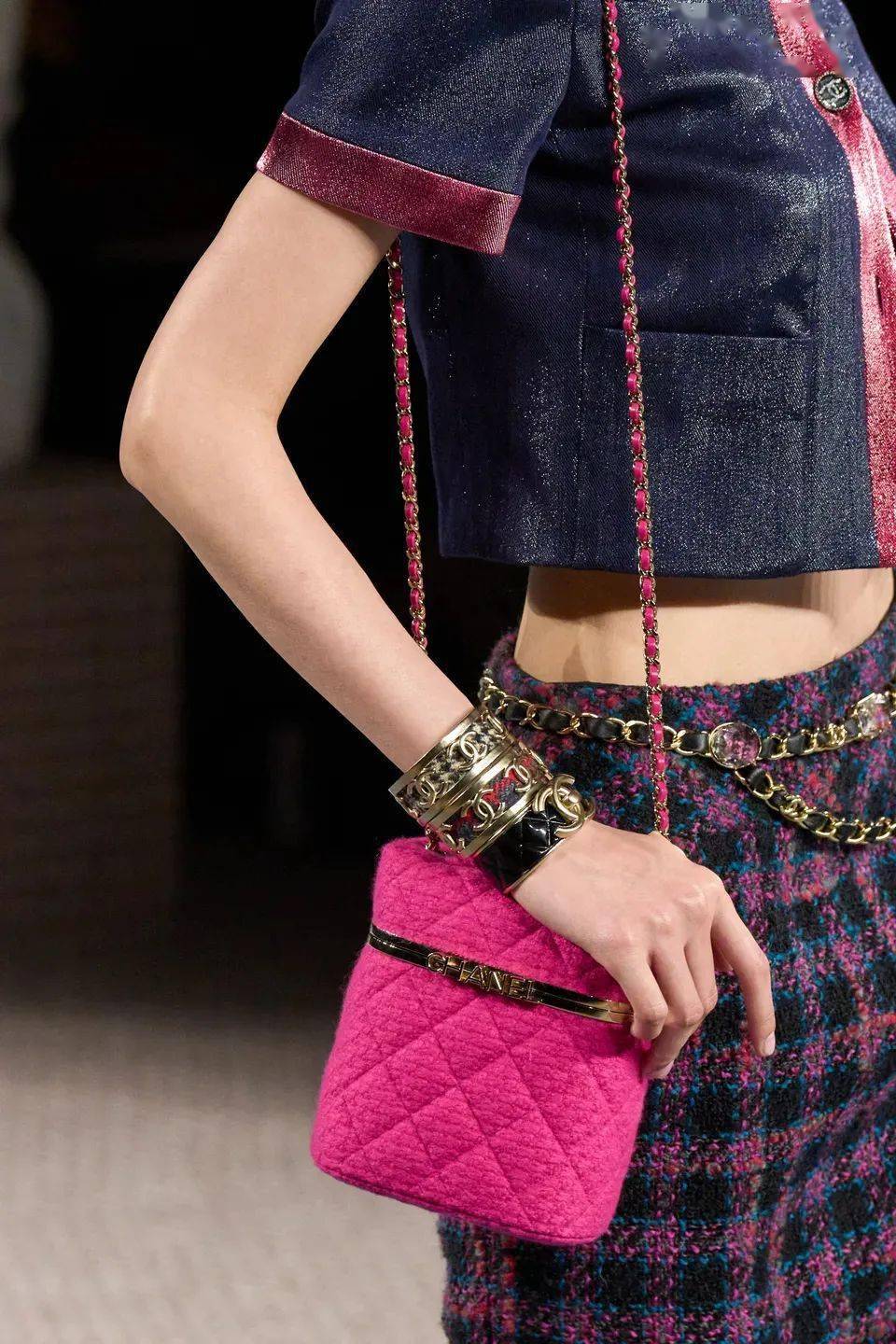 Chanel 想穿上香奈儿,对他说“我爱你”