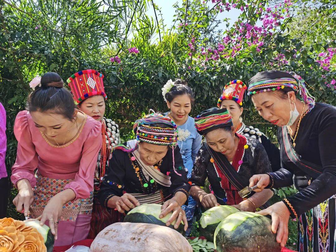 丽人花店果雕传承人——多小玉(左)县级,德昂族果雕传承人(县级,傣族)