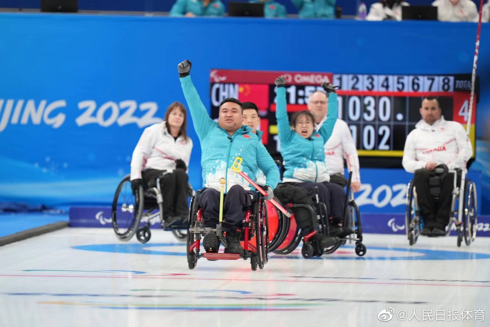 高举|教练高举“宝鞋”！中国轮椅冰壶队晋级决赛，明日对阵瑞典
