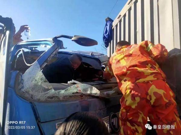 青龙森林消防巡查队员救援车祸被困司机