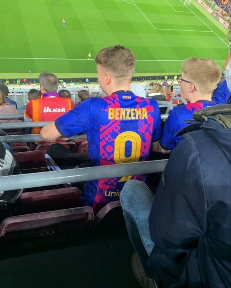 球衣|搞不懂！欧联杯有巴萨球迷身披巴萨球衣却印着本泽马名字和号码