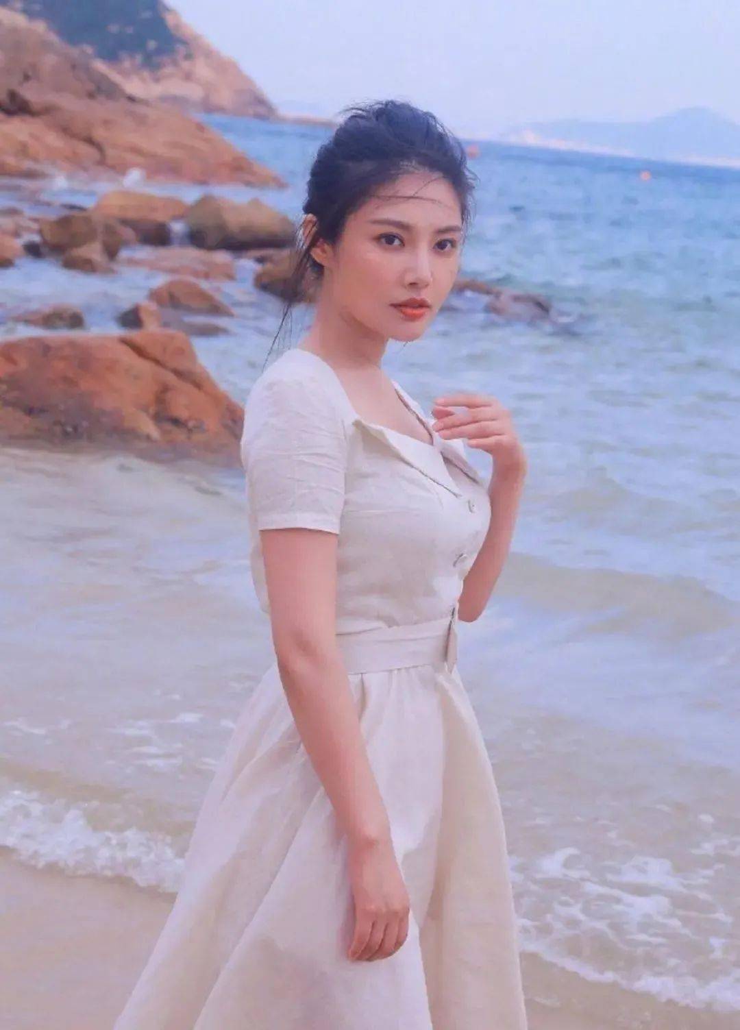 大胸女生要怎么穿才好看又气质学会这么穿显高级还能提升气