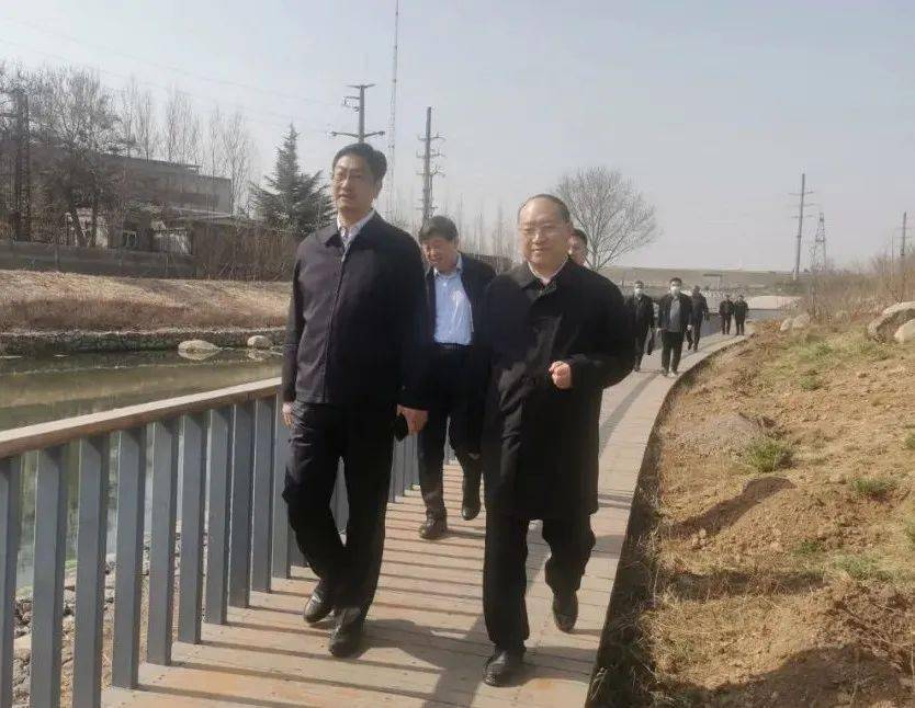 石磊一行听取了水利部门关于渚河治理工作情况汇报,实地查看了渚河北