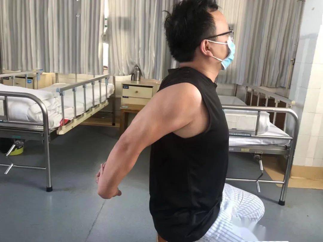 胸廓侧位拉伸①坐在靠背椅上②旋转上身至椅背③对侧手扶住椅背,同侧