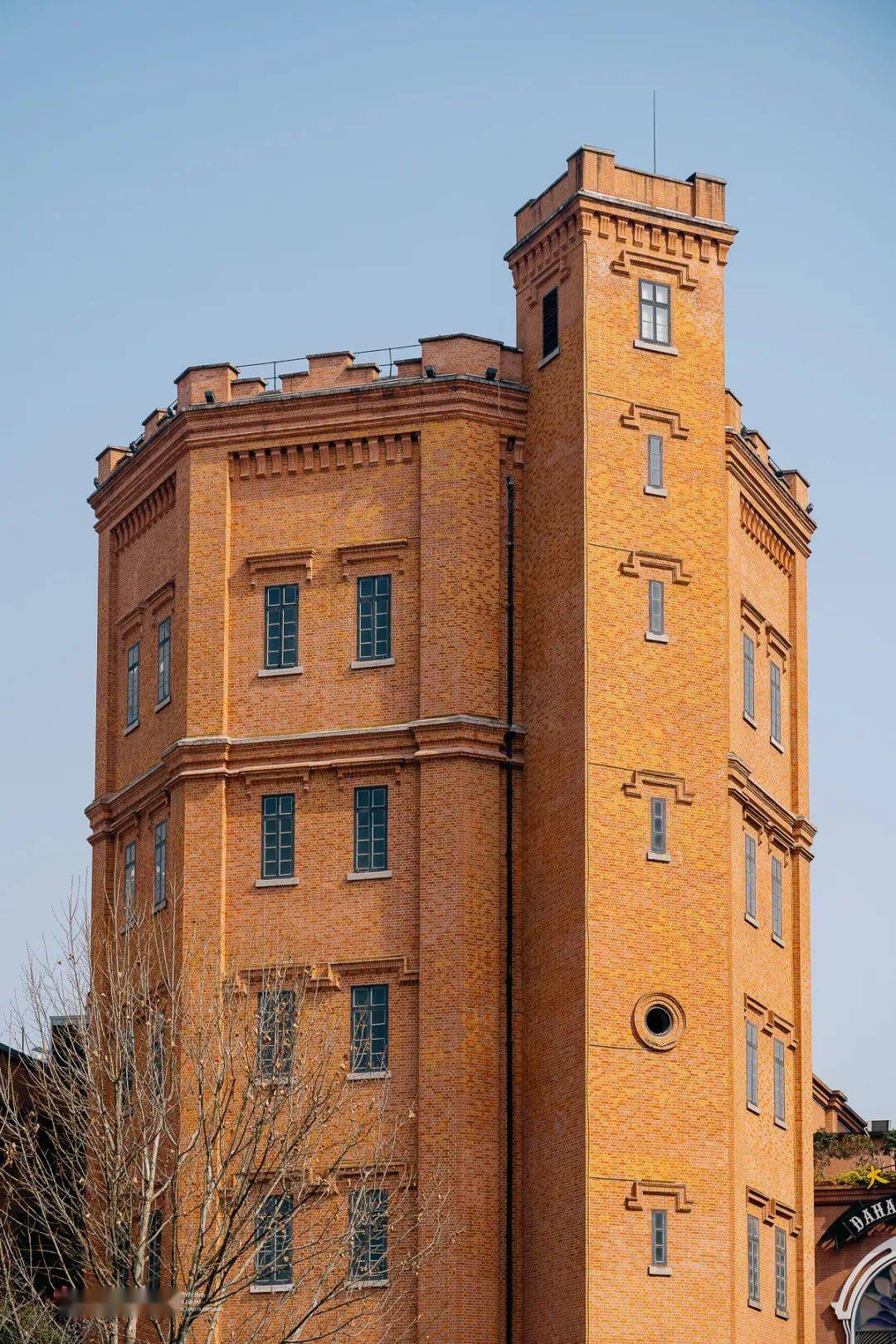 202270年代年轻的武汉人对于汉口水塔的印象,应该都是那条热闹的美食