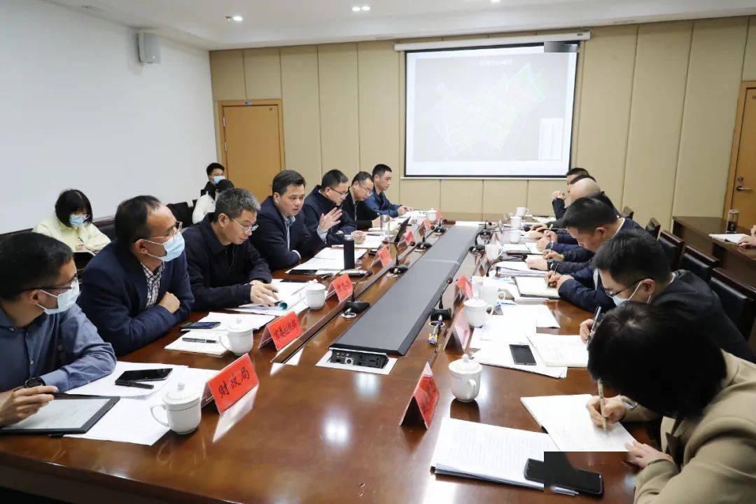 随后,徐建兵主持召开座谈会,听取乐成中心城区管委会