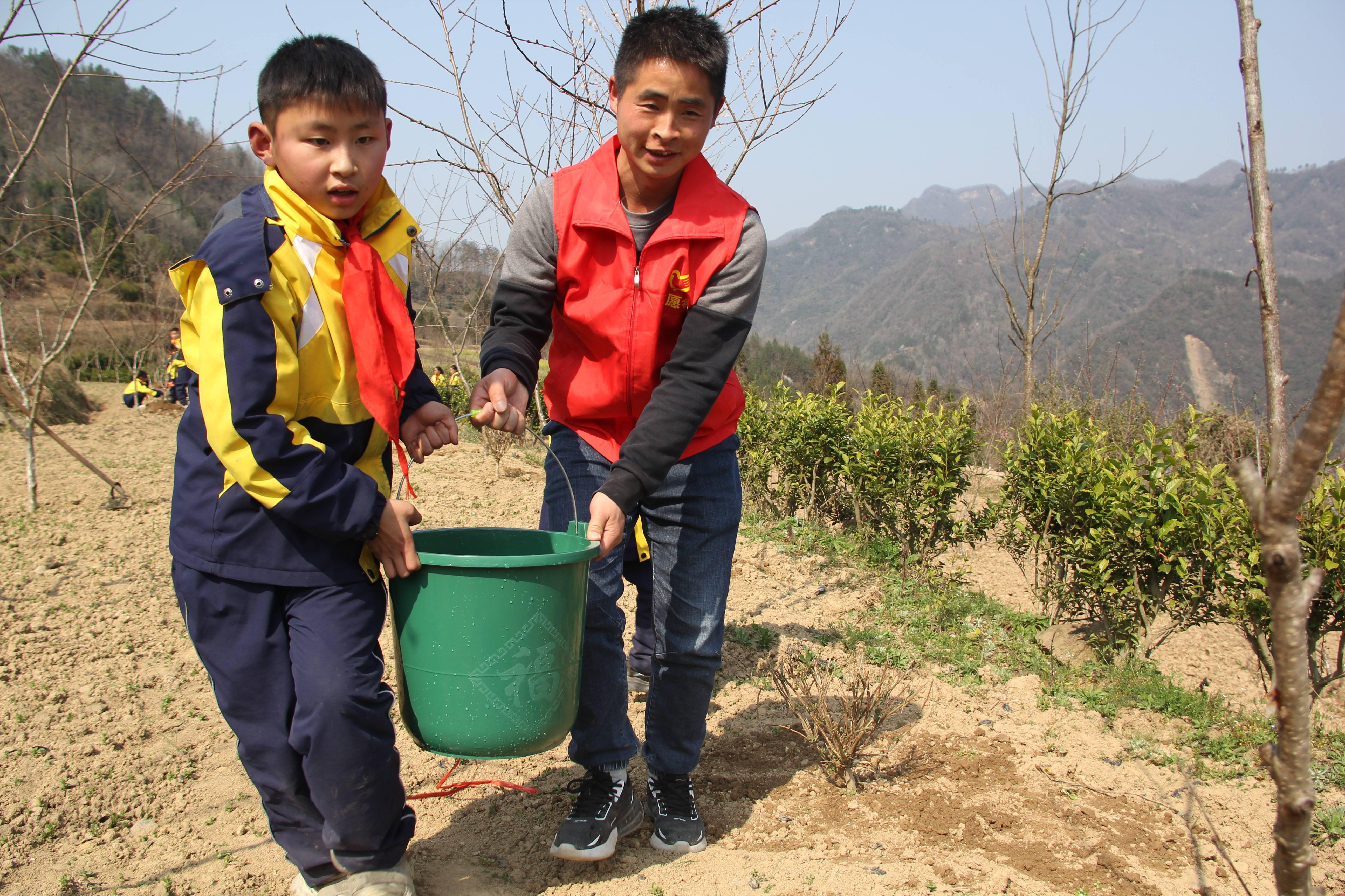 学校将以此次植树节活动为契机,让广大师生参与其中,将雷锋精神和植树