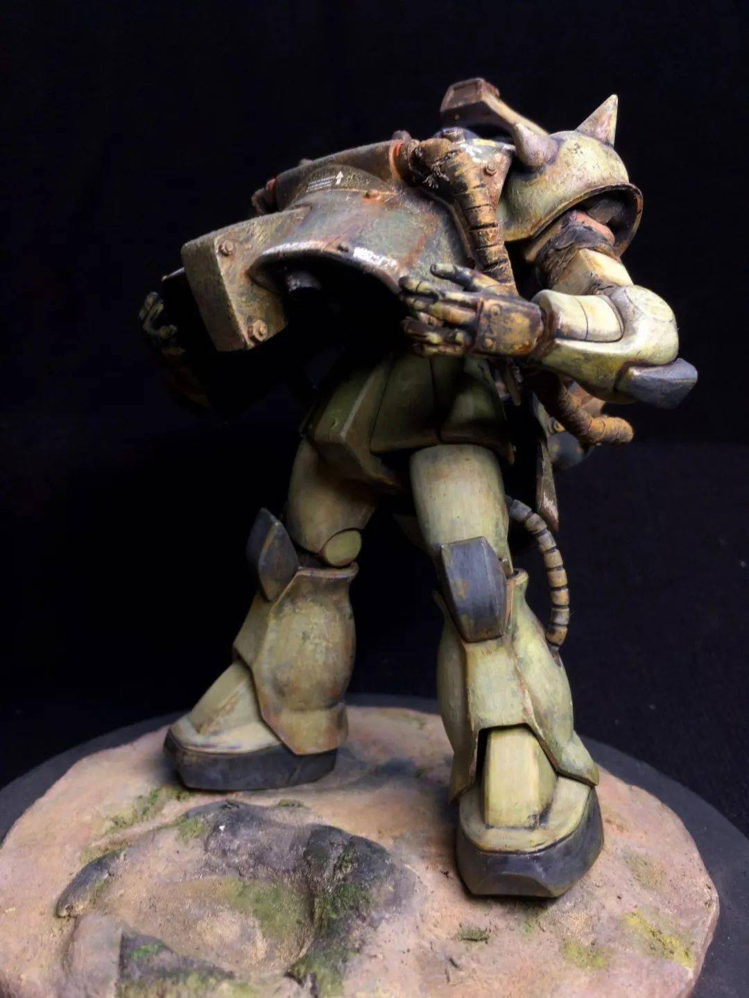 里面的一层扎古装甲则是比较正常的身体比例,只是头盔略大,让然驾驶员