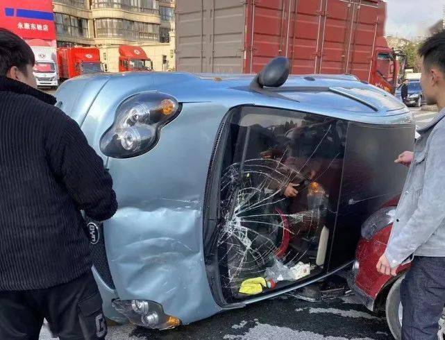 出警途中偶遇事故永康民警砸窗