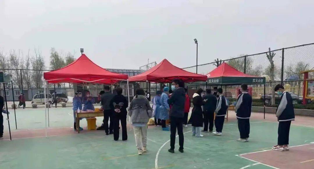 曹县县委副书记县长孟令选实地督查教育系统疫情防控及全员核酸检测