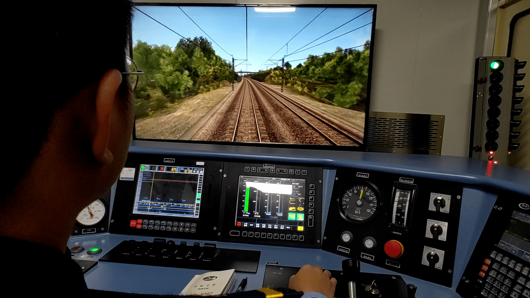 运行性能它不仅1:1还原了机车司机室电力机车hxd1c型模拟驾驶方舱原来