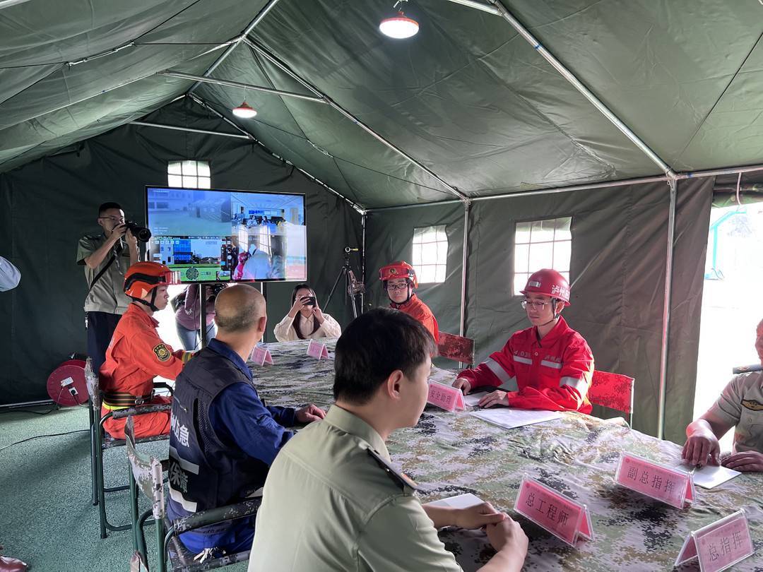 "请前方报告今日值班情况.""气象台,请求调度近期泸州气象情况.