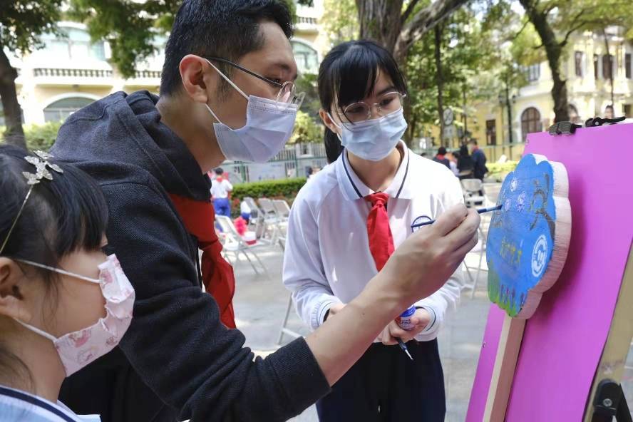 童心环保沙面小学师生为荔湾添点绿