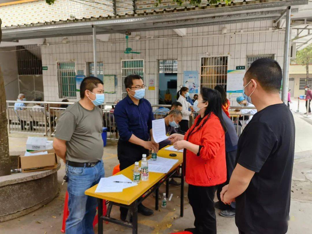 黄小云还来到民安卫生院新冠疫苗接种现场,实地查看等