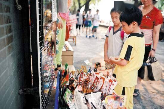 玩具|“不雅零食”伤身又伤心，有些孩子可能正在跟风买，父母防不胜防