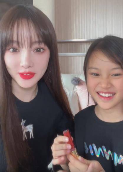 网友李小璐和甜馨拍视频，甜馨化浓妆涂红唇成熟不少，贾乃亮也拍了同款