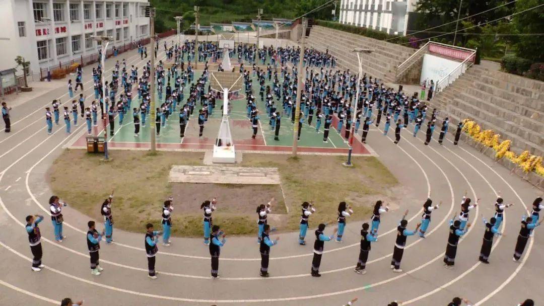 牛街民族中学把家庭作为民族团结教育的重要阵地,采取家访,帮扶互助等