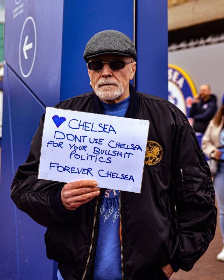 阿布|切尔西老球迷举牌：不要利用我的切尔西，蓝军永恒！