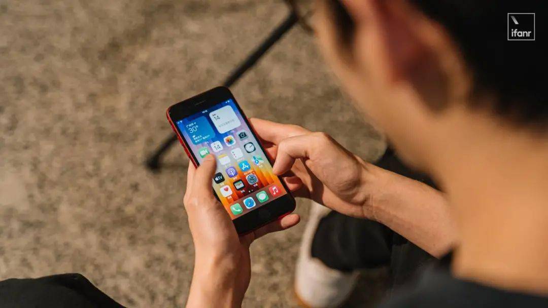 苹果|【首发】iPhone SE 3 开箱:最便宜 5G iPhone,最强单摄手机