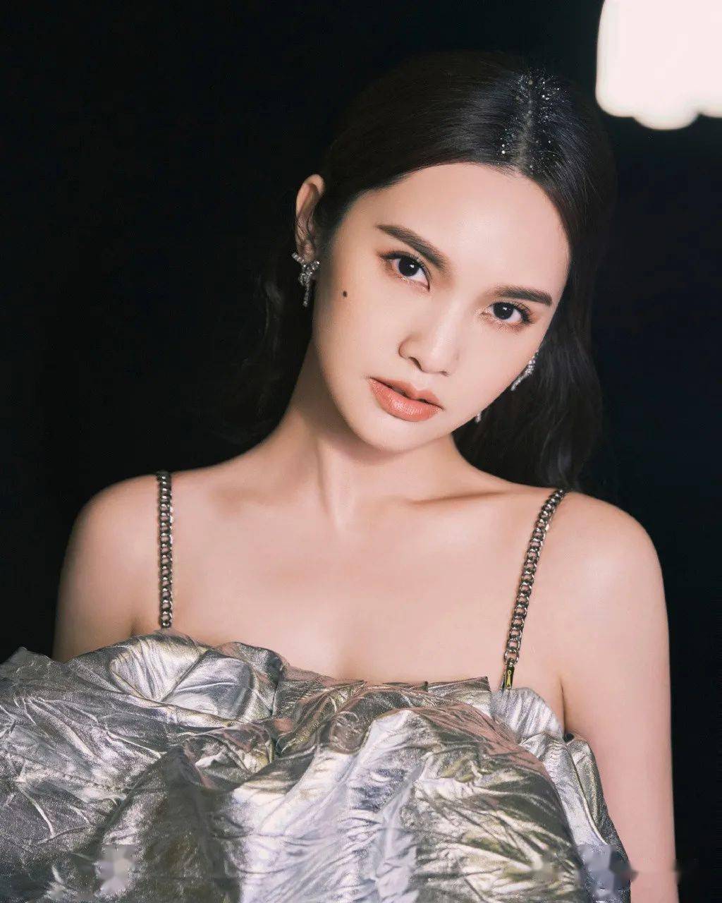 杨丞琳穿吊带黑裙又仙又美