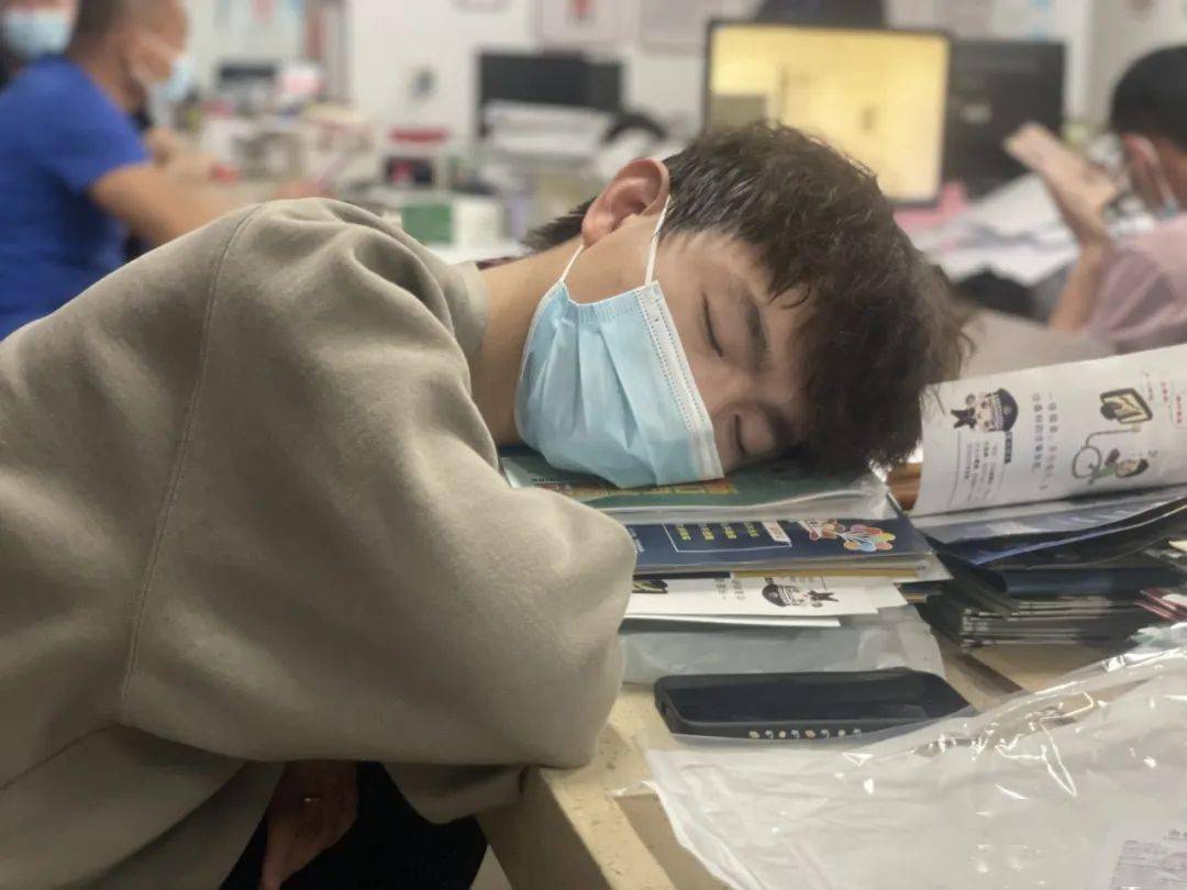 战疫暖心事我太累了先休息一会这些困难都可以克服他