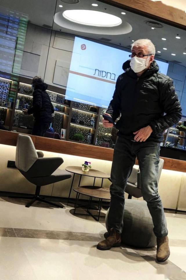 照片中,阿布正在以色列特拉维夫本古里安机场的vip贵宾室候机.