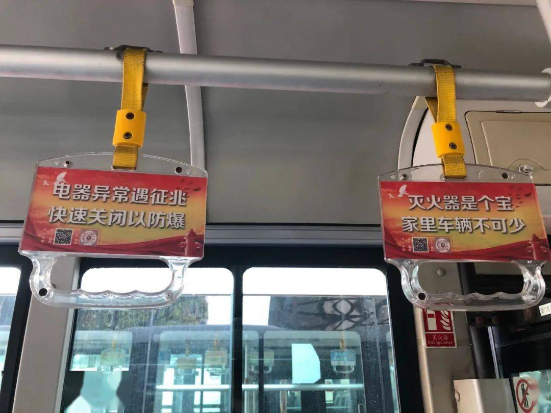 16路开远消防主题公交车正式上线准备上车