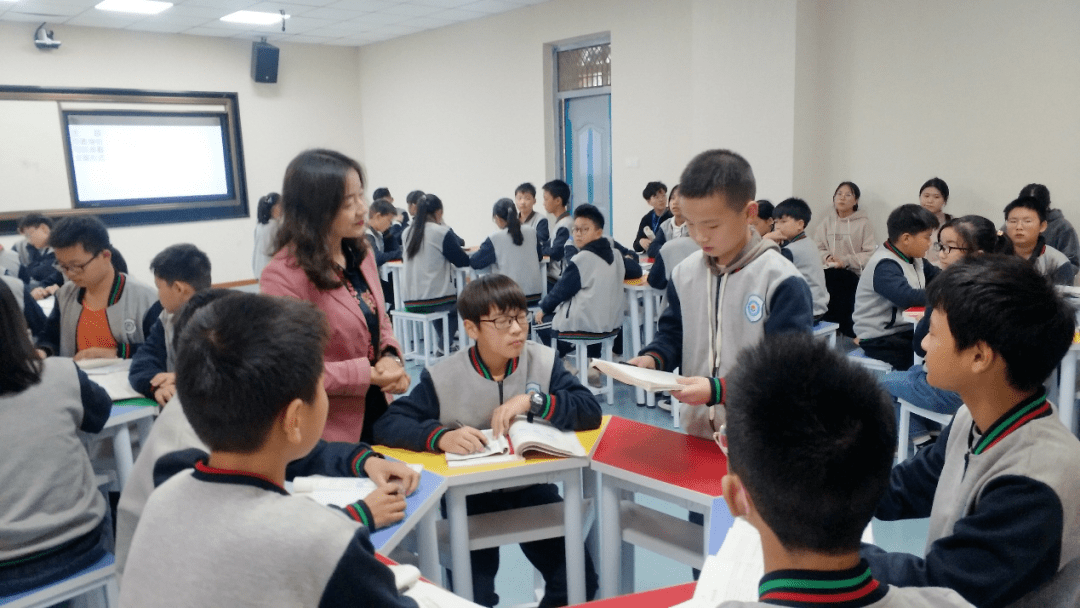 图片解说:李爱梅名师工作室开展送教活动谢中阳是朱河镇初级中学的