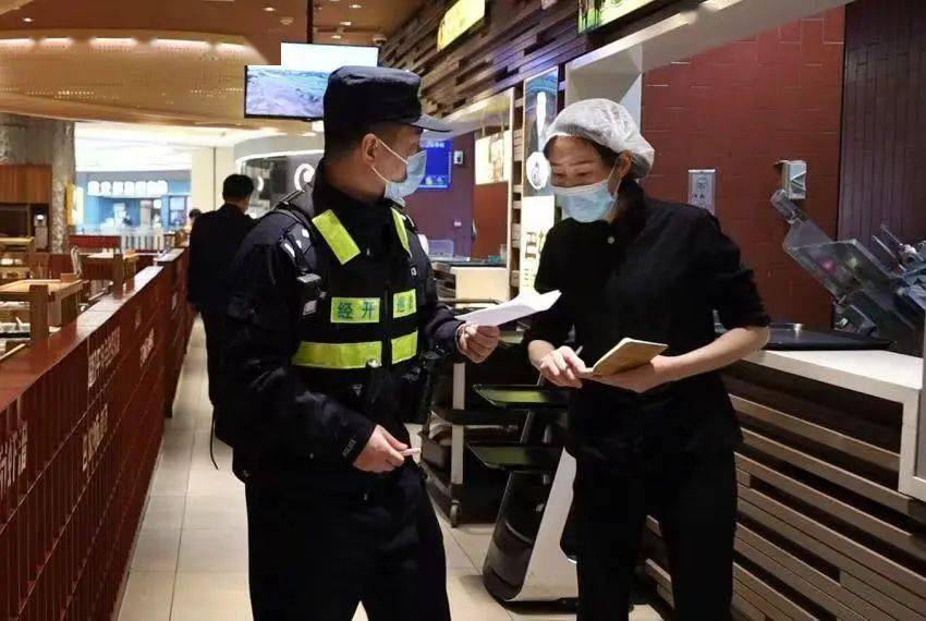 023月13日,梁溪公安分局崇安寺派出所会同有关部门对辖区某酒店就疫情