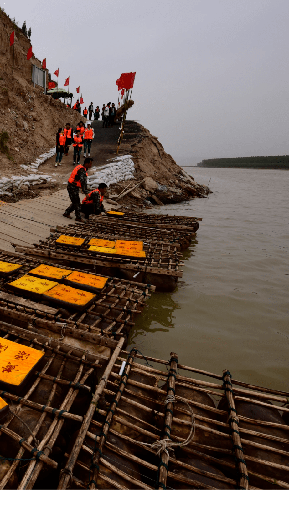 八县邑被泽蒙庥,戴德感恩;八古渡天造人设,激水流韵.