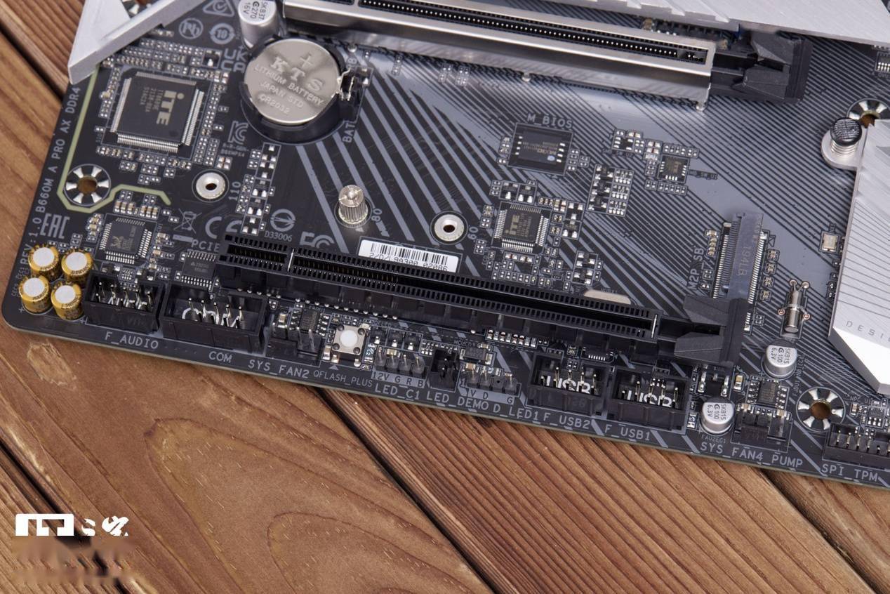 【IT之家开箱】技嘉雪雕 B660M 主板图赏：银装战甲，千元利刃