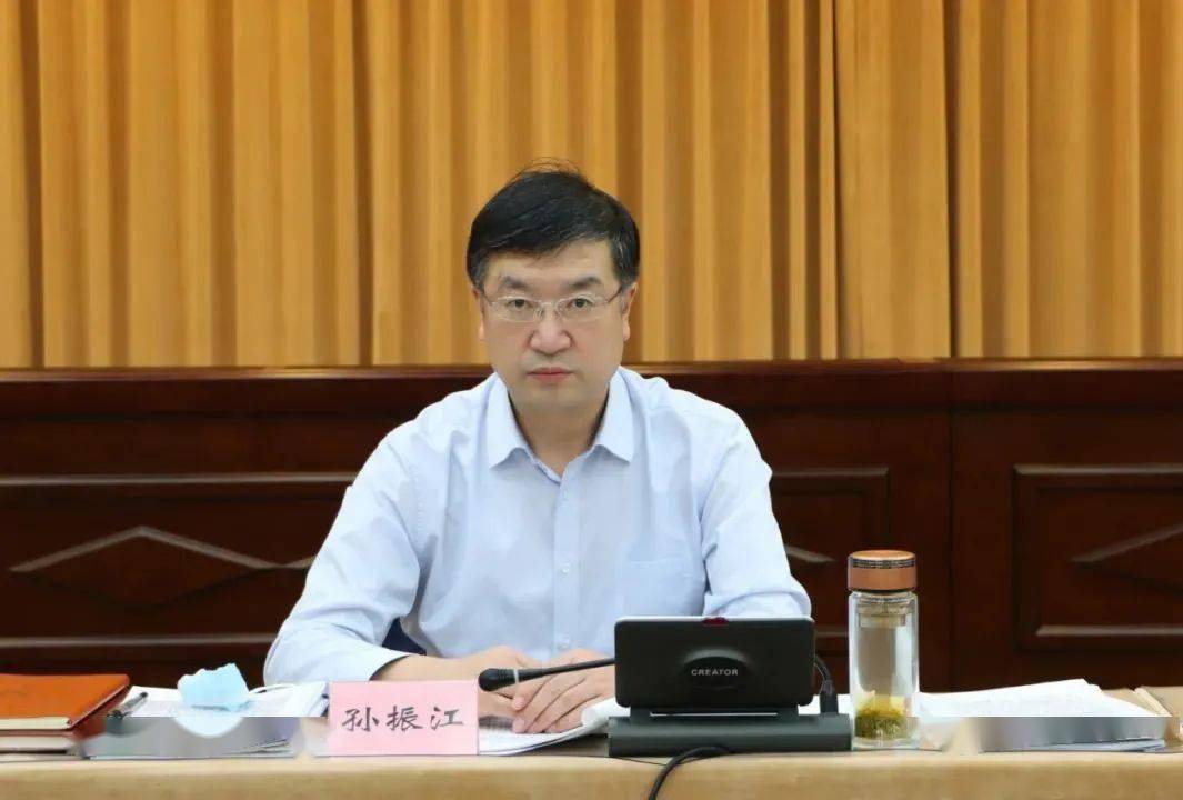 3月15日,锡林浩特市委书记,"双百"攻坚行动指挥部总指挥孙振江主持