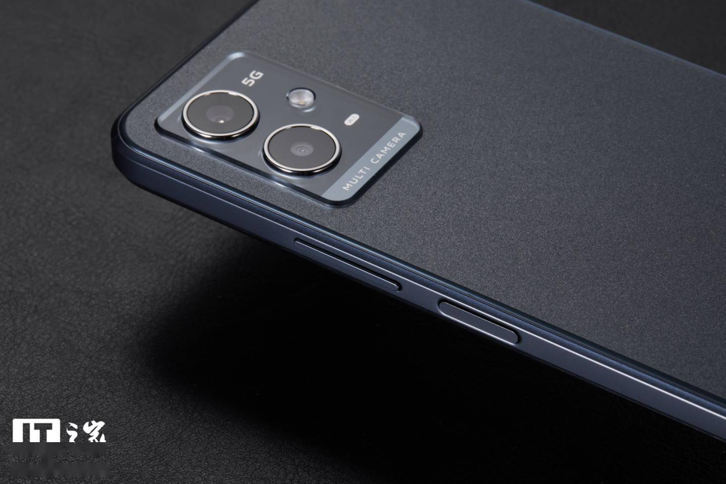 【IT之家开箱】vivo Y33s 5G 手机图赏：清蓝微光，经典深邃