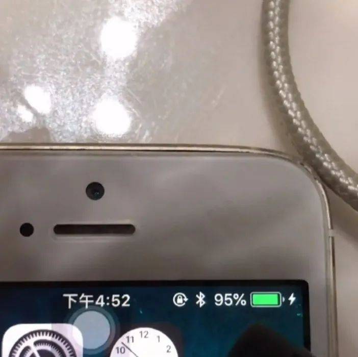 手机充电到100%再拔错了?这6个错误习惯赶紧改,会加快电池报废_电量_进行_问题
