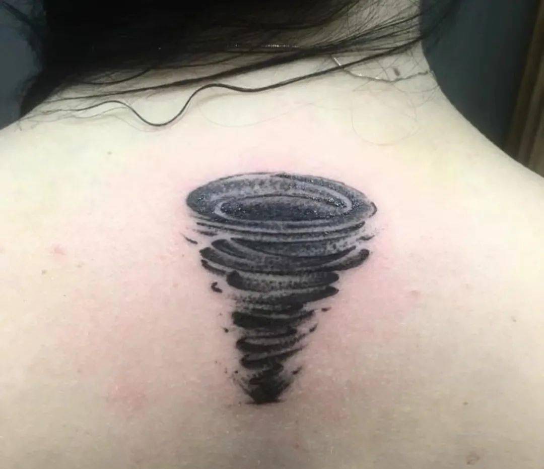 大自然的怒吼龙卷风纹身