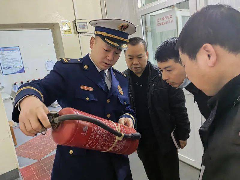 门等消防产品进行了全面细致检查,仔细察看了产品质量是否达标,身份证