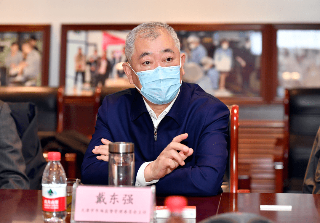 调研中,戴东强一行参观了企业展厅,详细了解企业各类产品和原材料供给