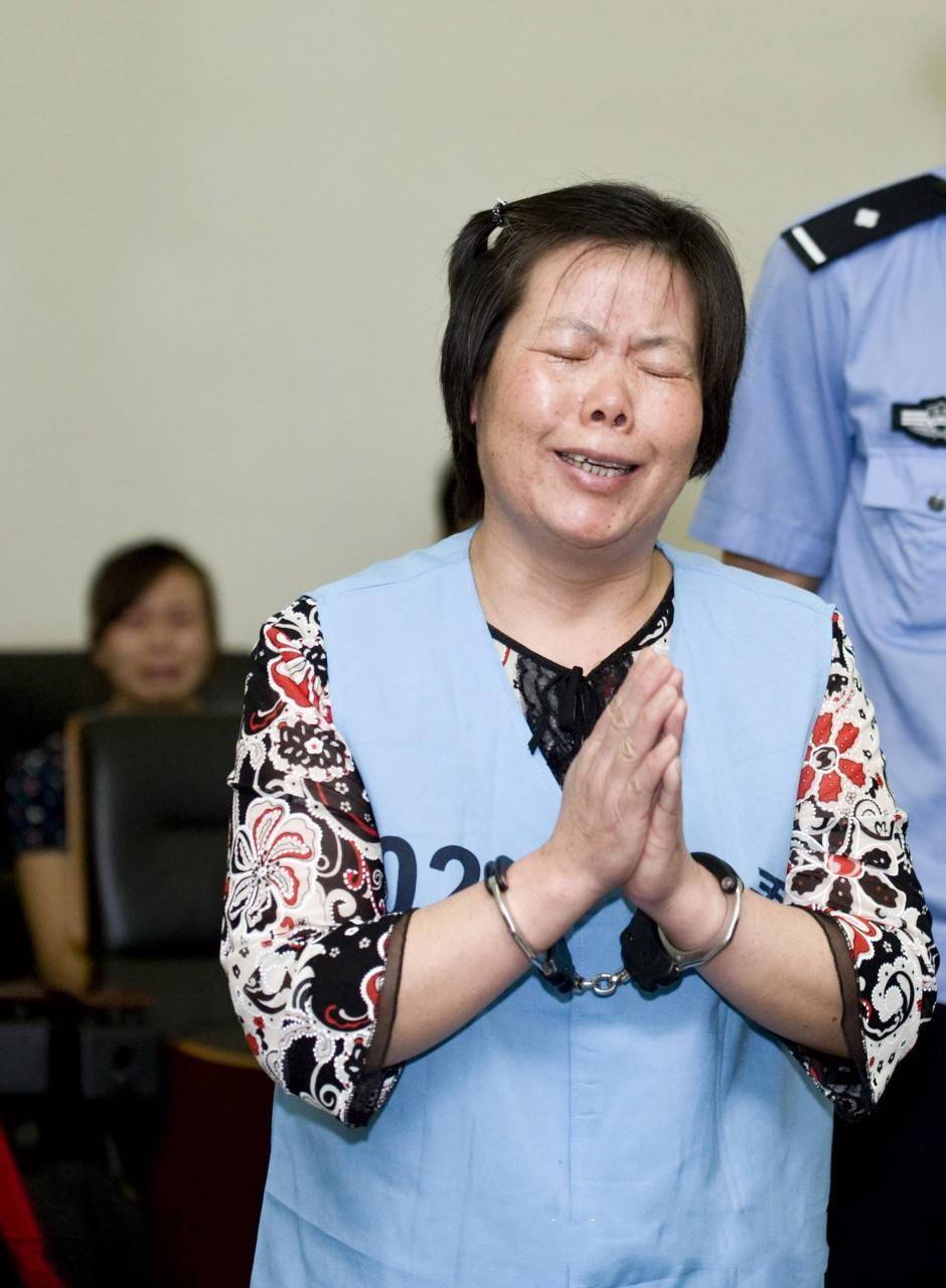 49岁妇女毒杀丈夫,大姑子,小叔子等44位亲属求情,最终判几年?