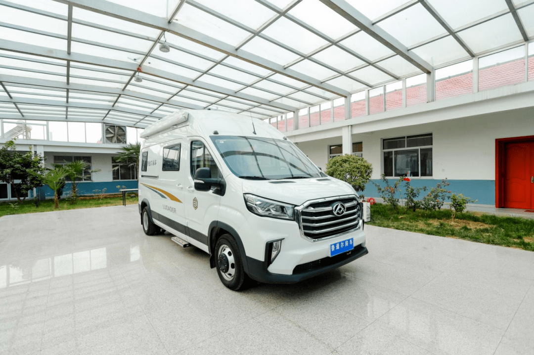 15 北京农展馆:鲁道尔v90炫颜旅居车纵床版 加长轴超高顶 实木内饰 配