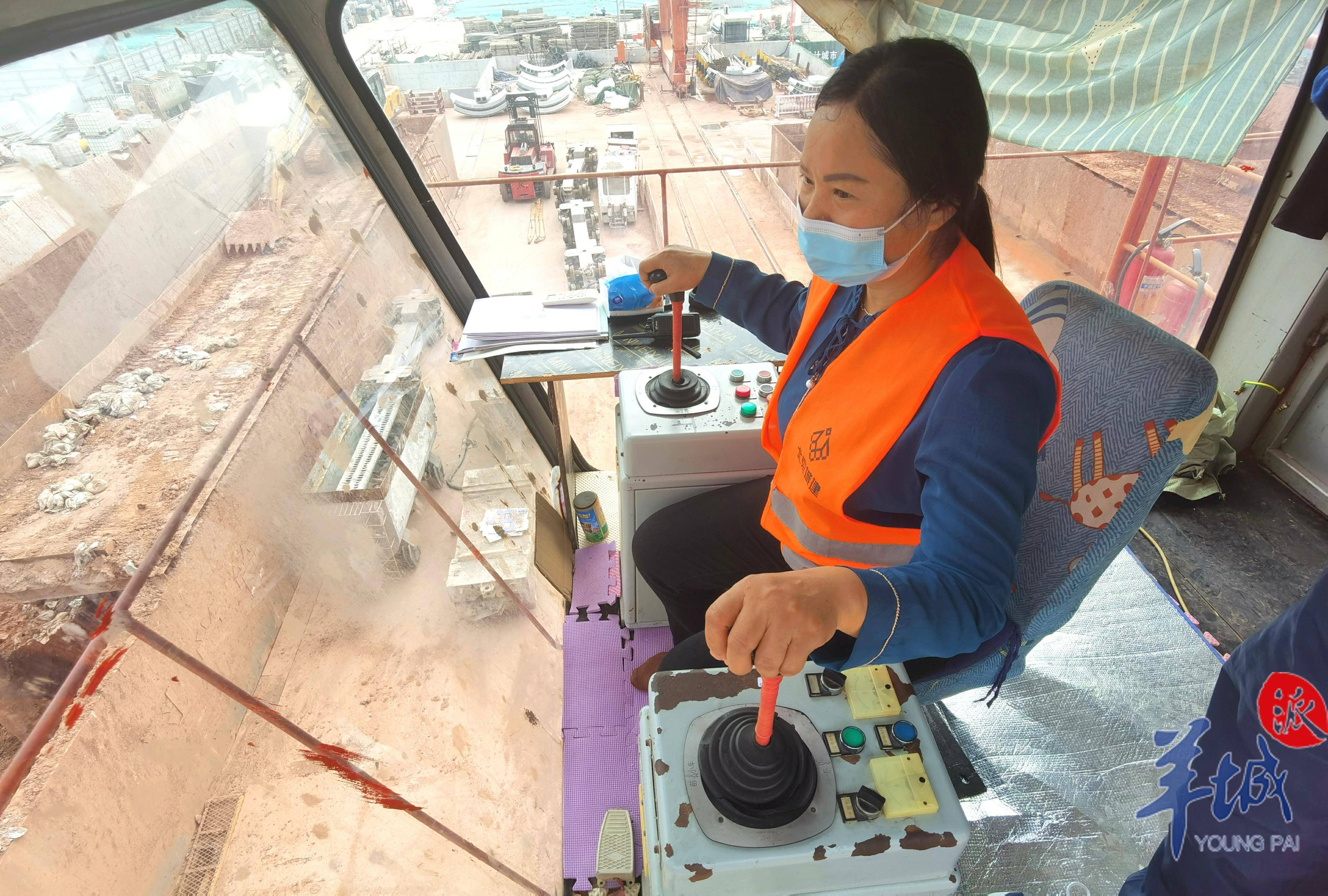 四川泸州塔吊司机女图片