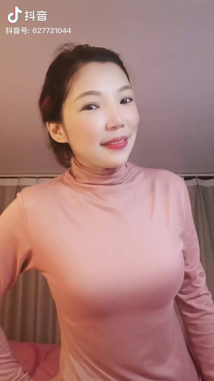 女人要晚上像情人白天像老婆出门像单身出门像妈妈即能持家又能浪荡