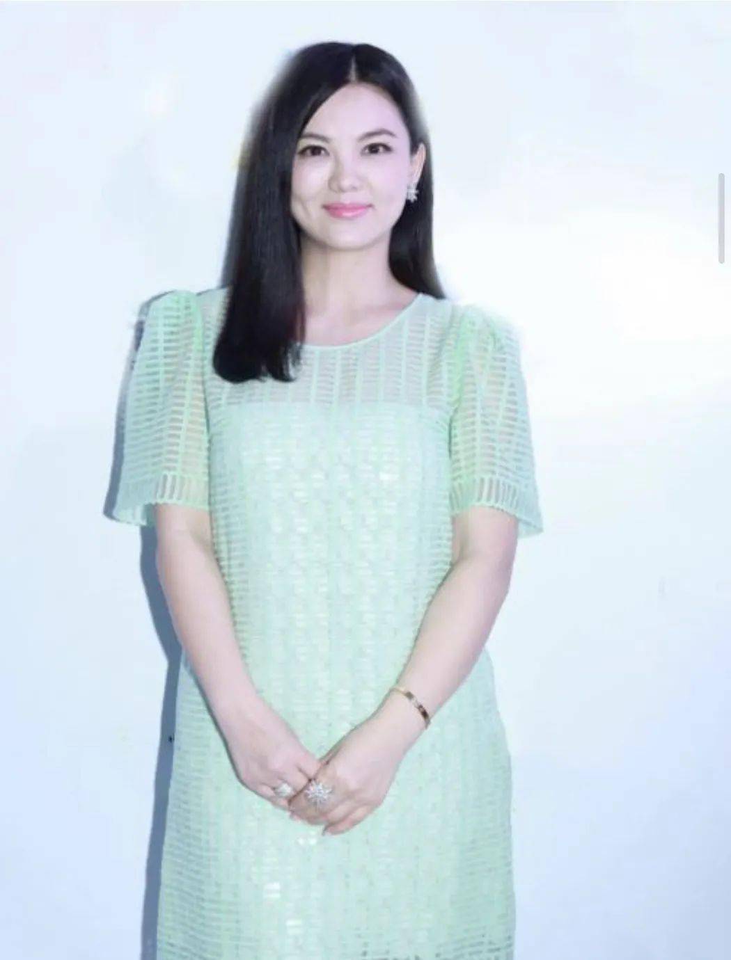 李湘才是大号水蜜桃一袭亮片连衣裙美得闪耀看着真挺富态