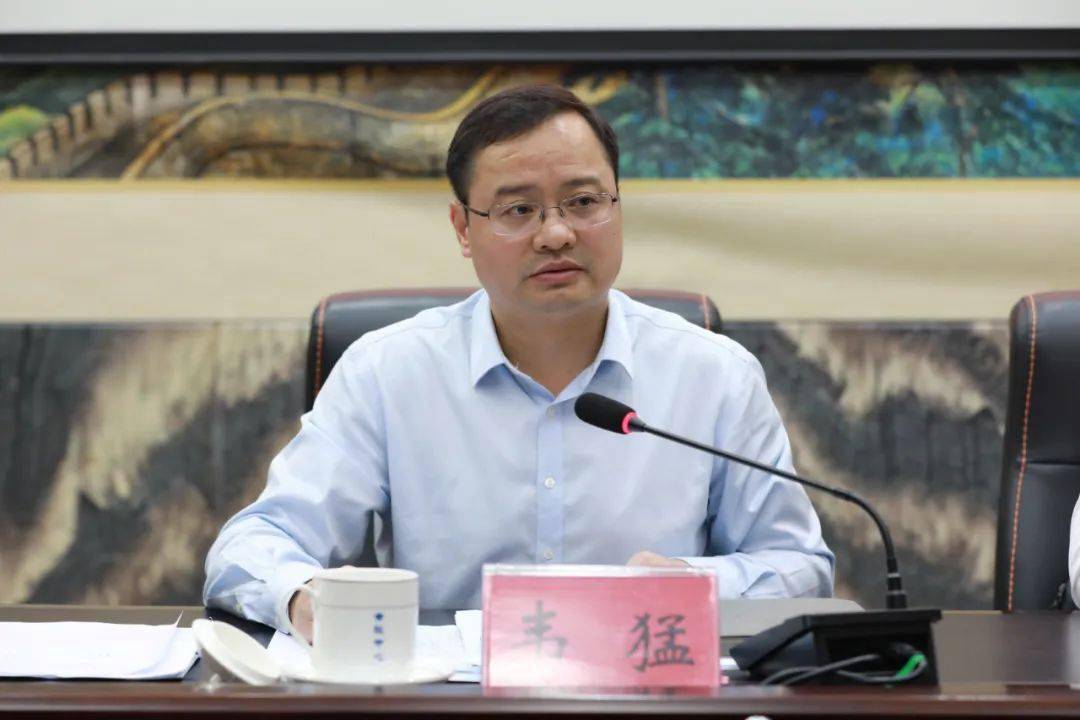 县领导唐林,麦加龙,蓝海,韦献娟,相关部门主要负责人参加会议.