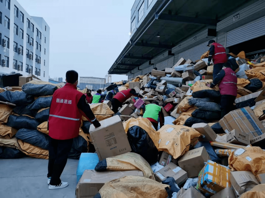 工作人員和圓通工作人員組成了一支20人的尋找隊伍,沒有一句多餘的話