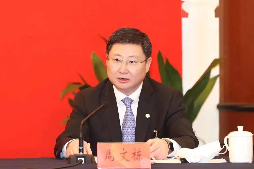 锡山区委书记周文栋在发言中表示代市长赵建军所作的《政府工作报告》