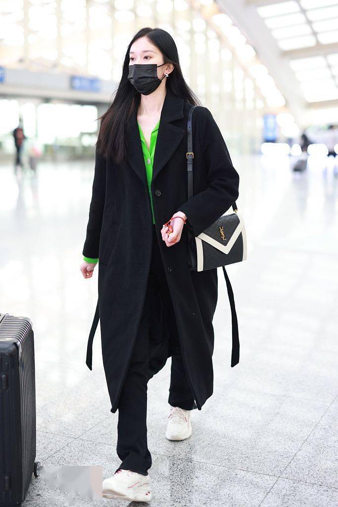黑色 刘令姿穿黑色腰带款大衣荧光绿衬衫又美又飒！