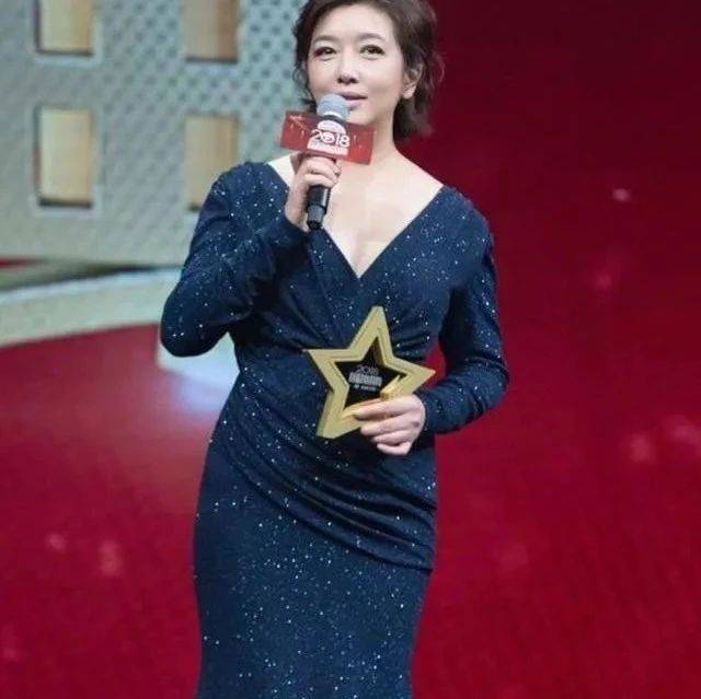 江珊穿礼服裙优雅知性 体态丰腴女人味十足_显得_气质_线条