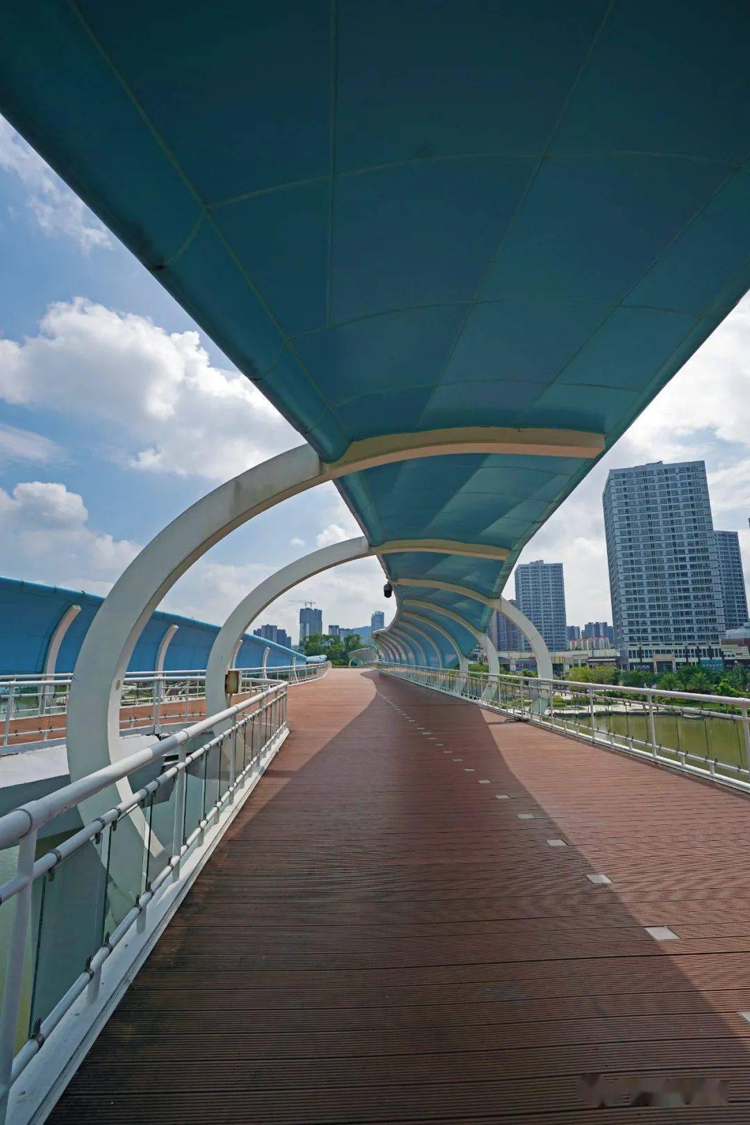 似彩凤飞舞有两座形态各异的桥横跨蕉门河两岸双桥南沙牌坊又焕发出新