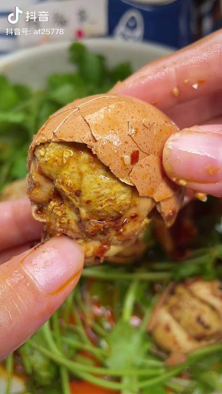 香辣味的活珠子你吃过吗汤汁香香辣辣肉质鲜嫩营养丰富活珠子钢化蛋